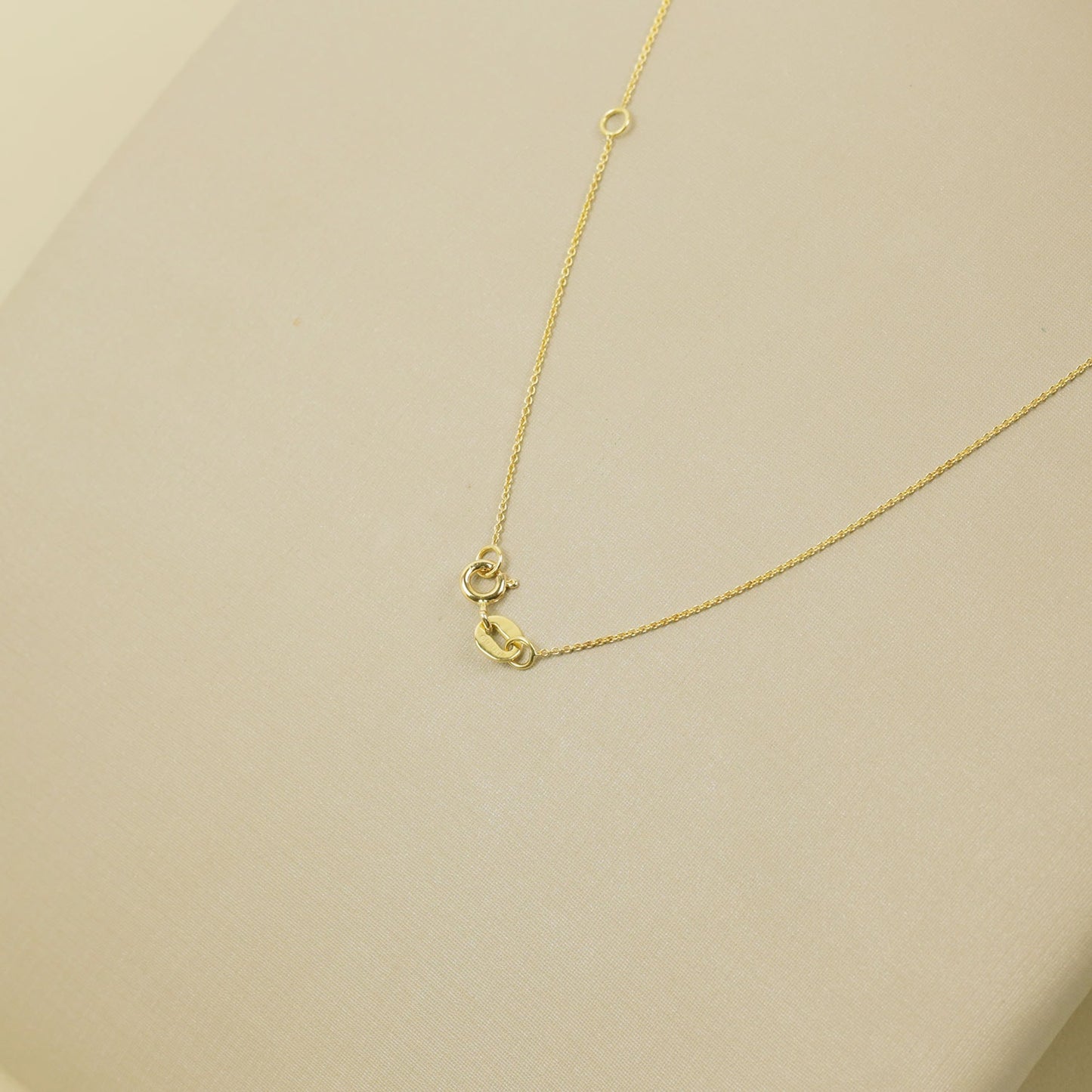 Gargantilha laço com 0,60 ct de diamantes em ouro amarelo