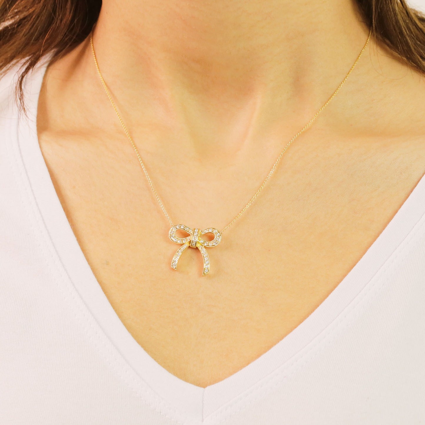 Gargantilha laço com 0,60 ct de diamantes em ouro amarelo