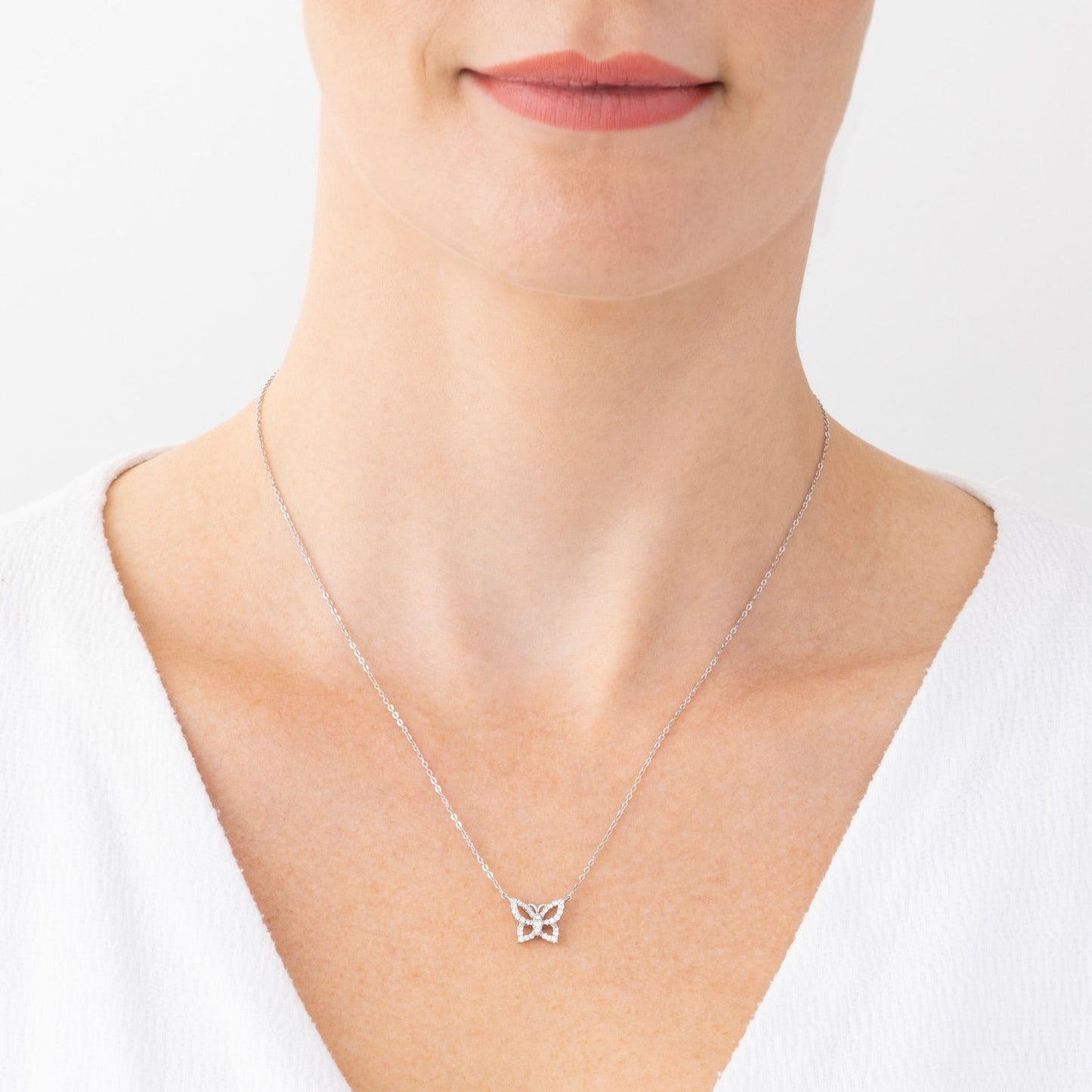 Colar berloque borboleta com 0,22 ct de diamantes em ouro