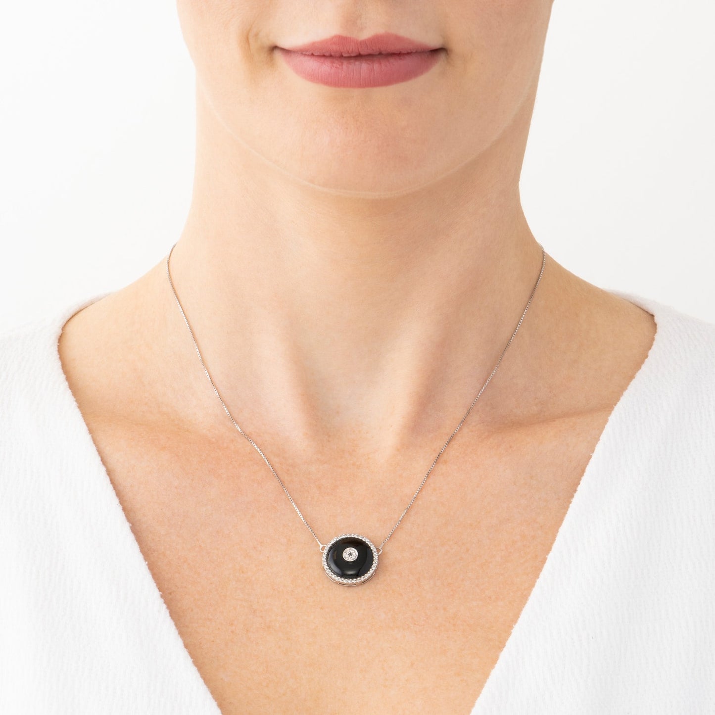 Colar berloque com ônix e 0,22 ct de diamantes em ouro