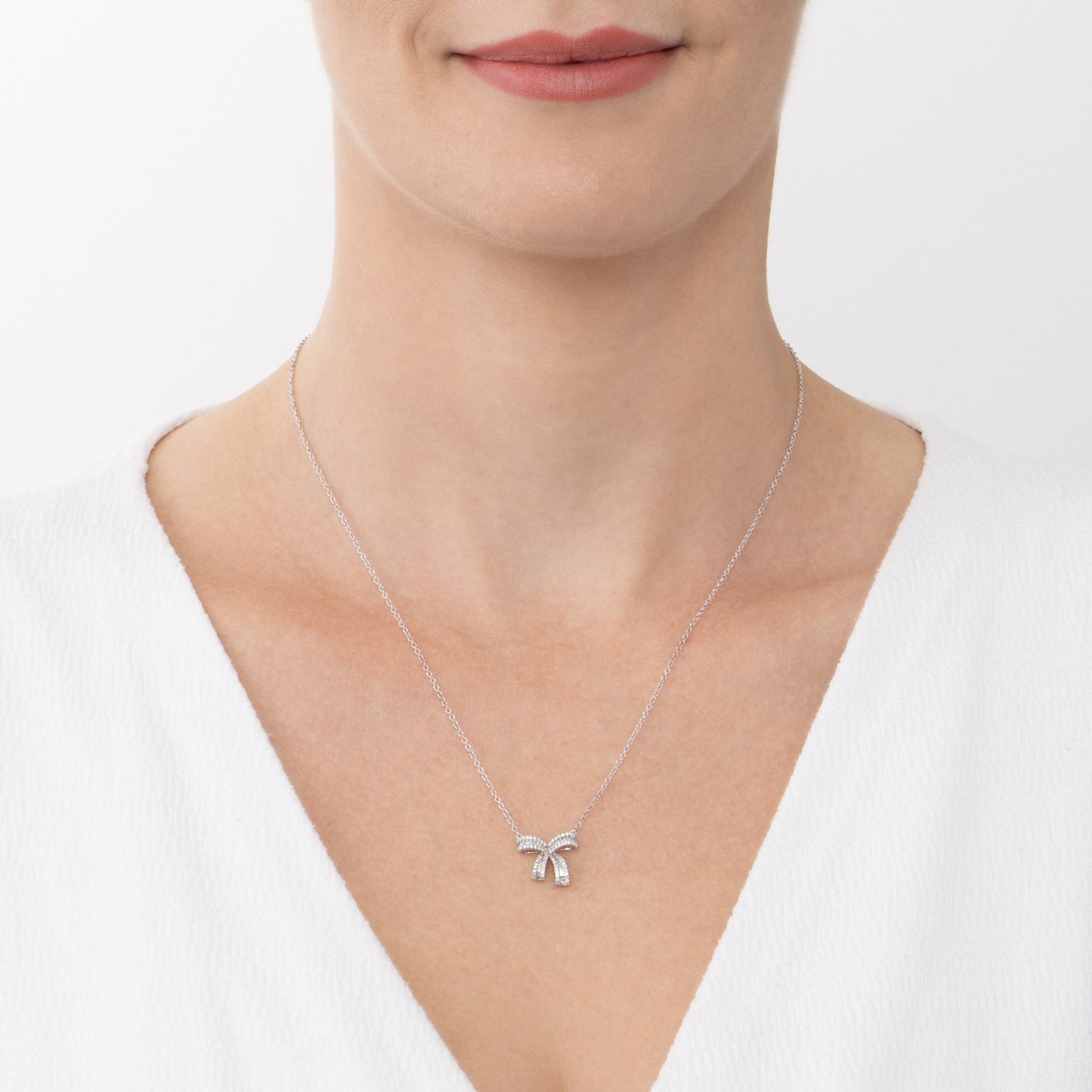 Colar berloque laço com 0,82 ct de diamantes em ouro