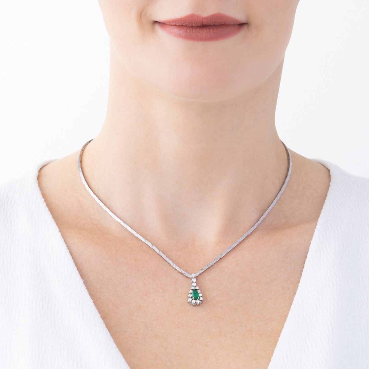 Colar gota com 0,52 ct de diamantes e esmeralda em ouro