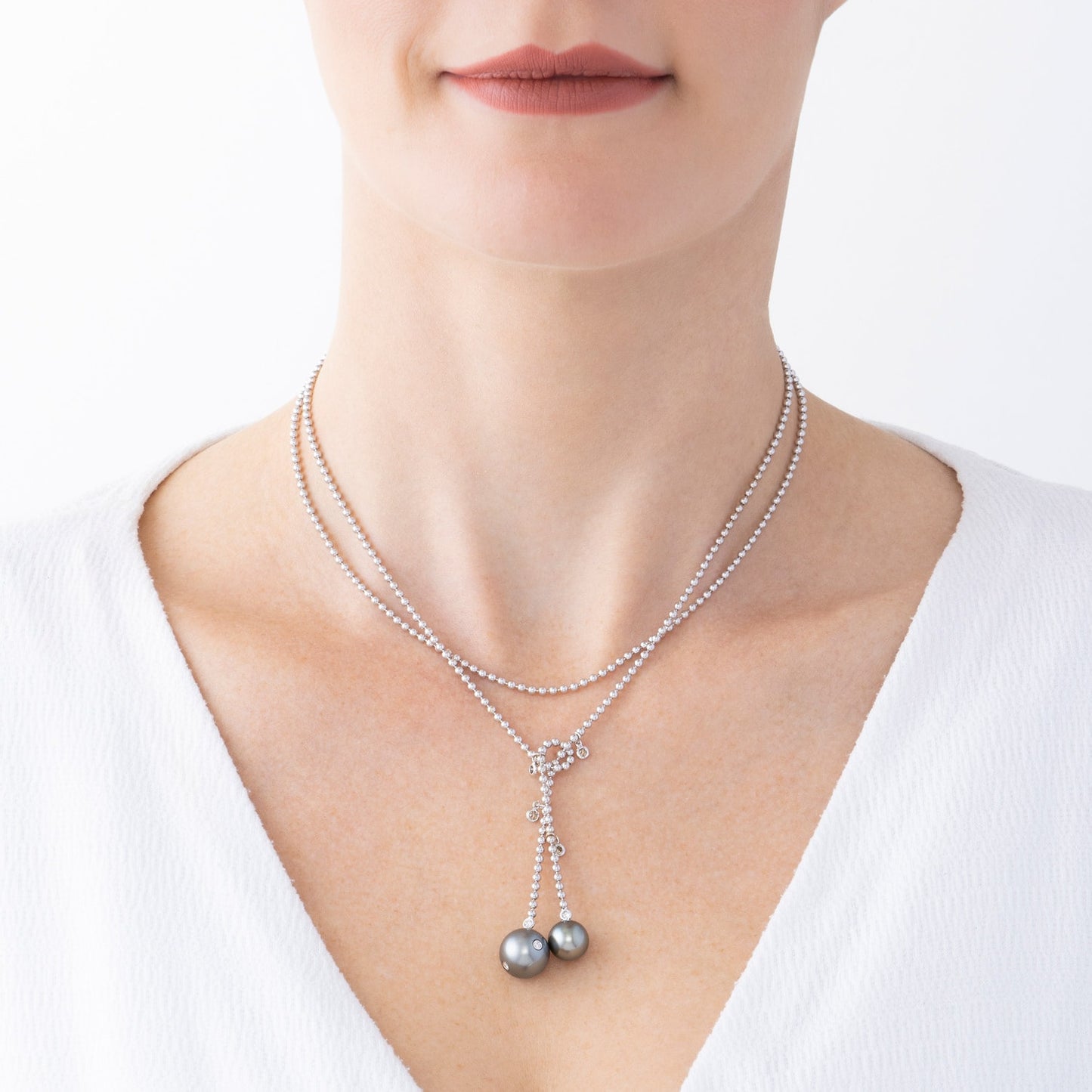 Colar longo aberto com 0,34 ct de diamantes em ouro
