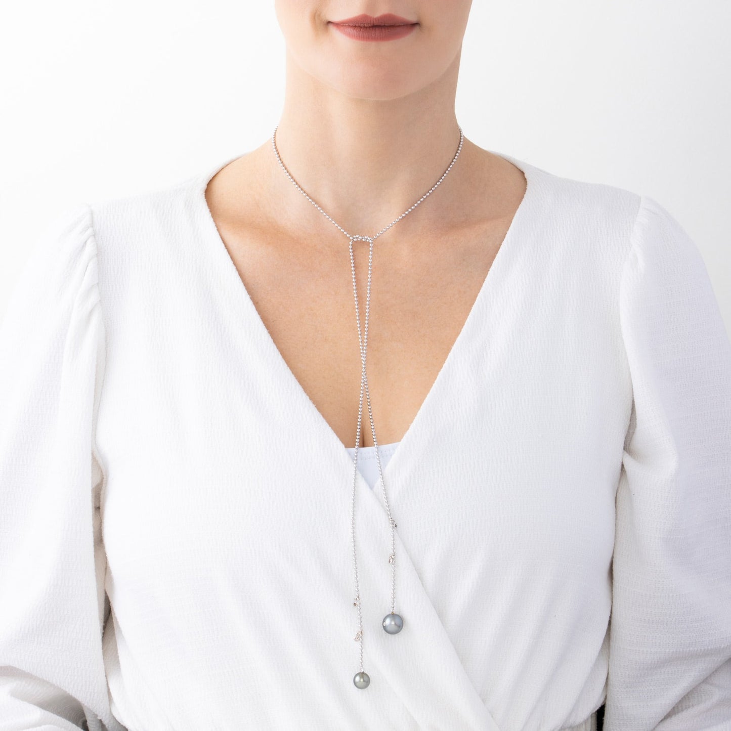Colar longo aberto com 0,34 ct de diamantes em ouro