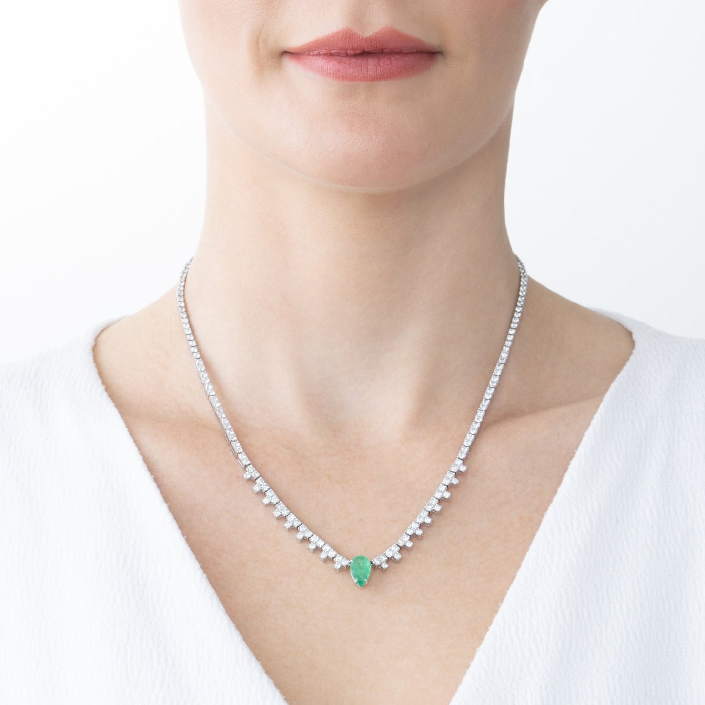 Colar pedraria com esmeralda e 13,4 ct de diamantes em ouro