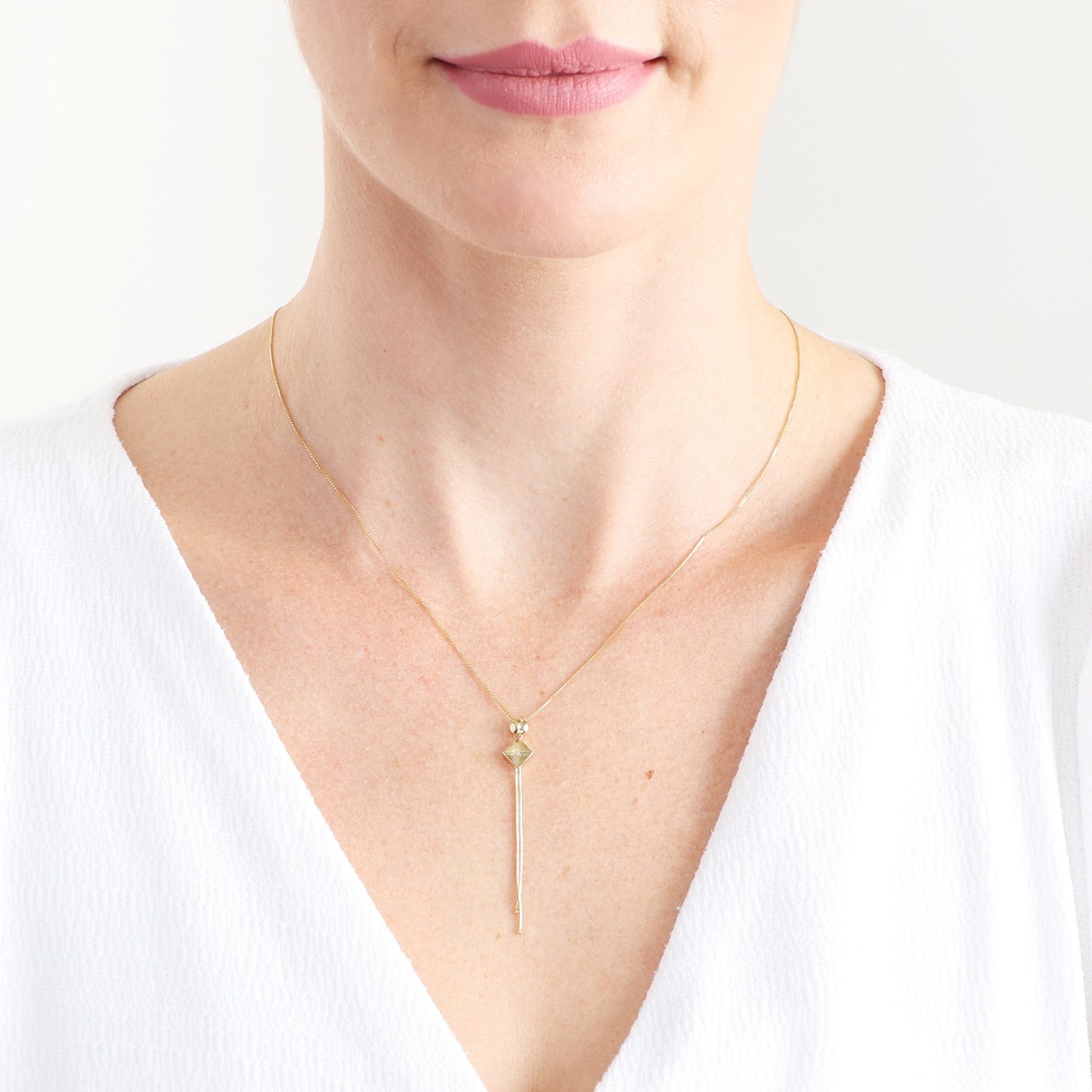 Colar gravatinha com diamante em ouro