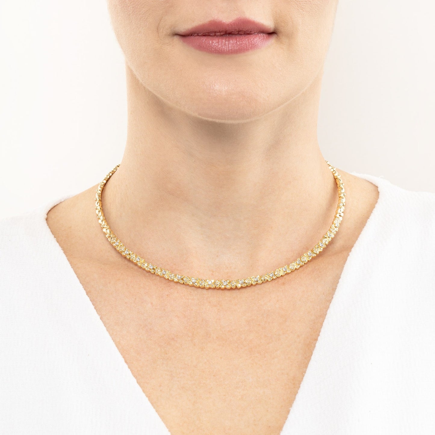 Colar chocker rígido com 1,28 ct de diamantes em ouro