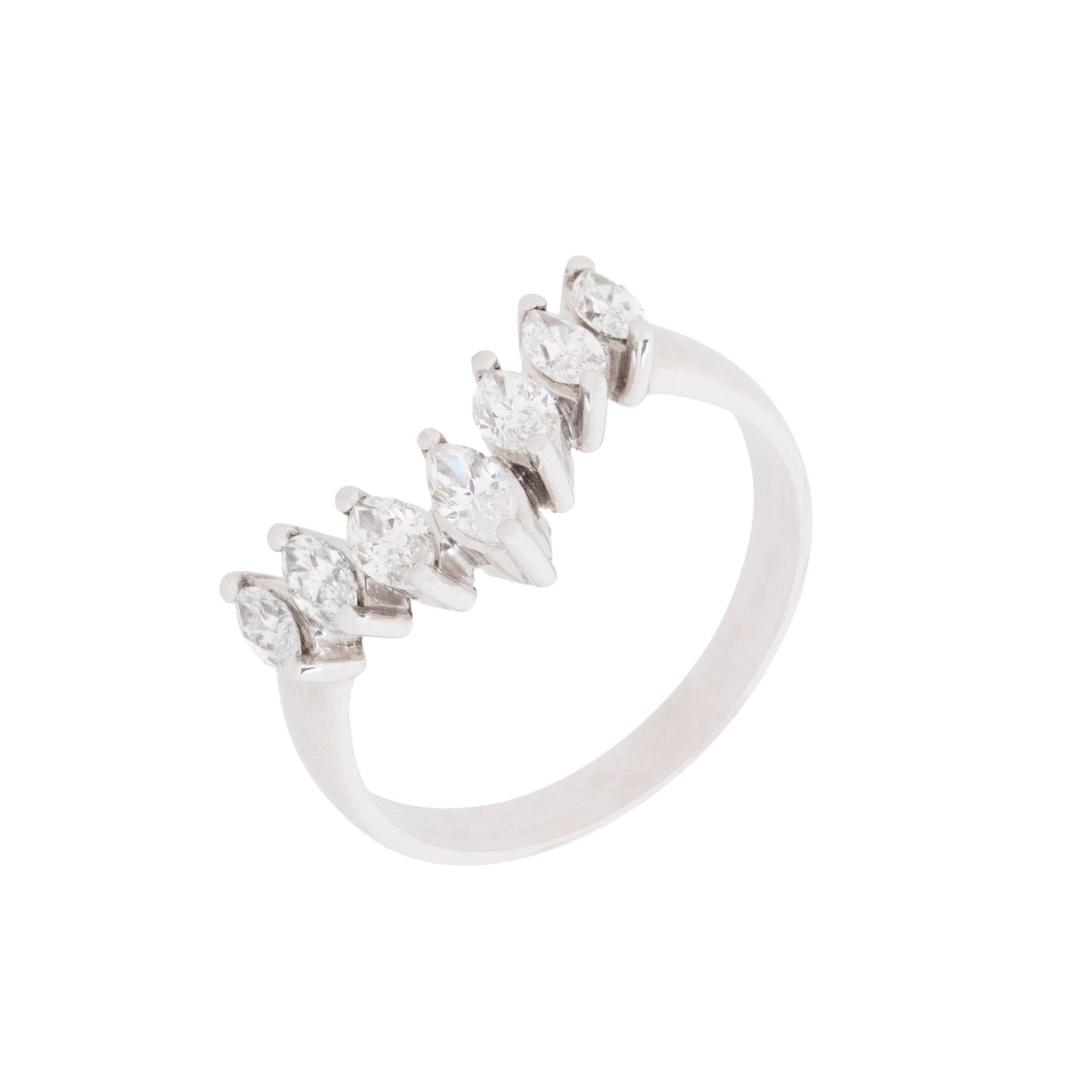 Anel design com 0,75 ct de diamantes em platina