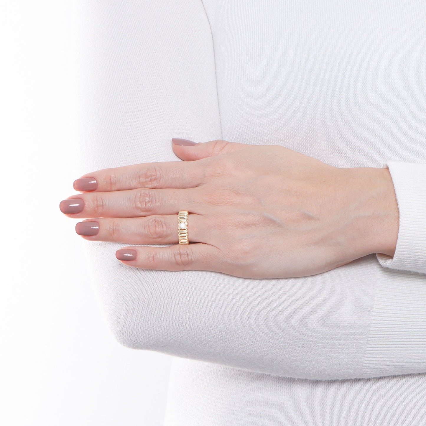 Anel design vazado com 0,20 ct de diamante em ouro