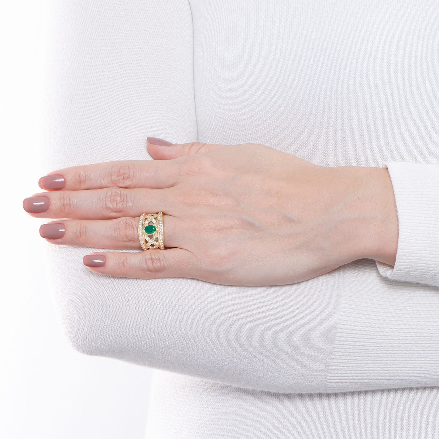 Anel com esmeralda e 0,75 ct de diamantes em ouro