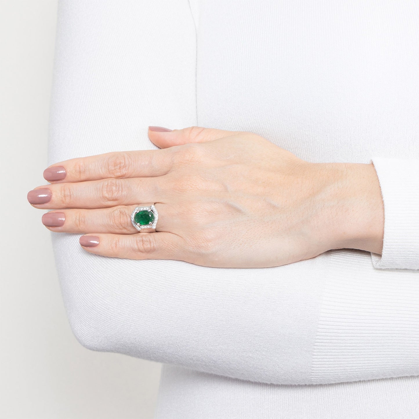 Anel design com 0,48 ct de diamantes e esmeraldas em ouro