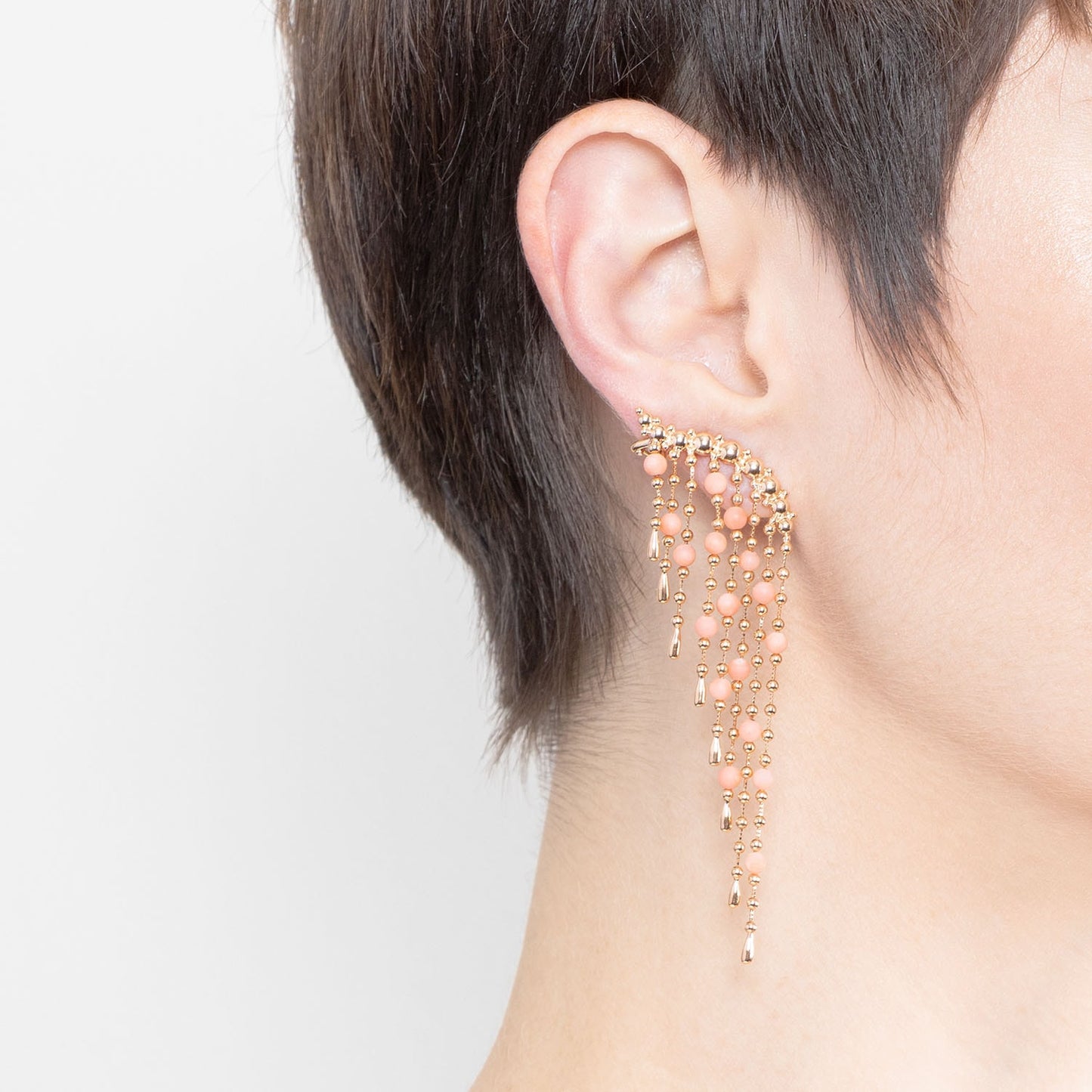 Brinco ear cuff Carla Amorim com corais em ouro