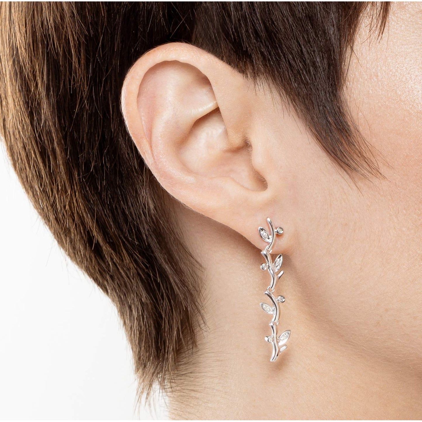 Brinco pêndulo folhas com 0,16 ct de diamantes em ouro