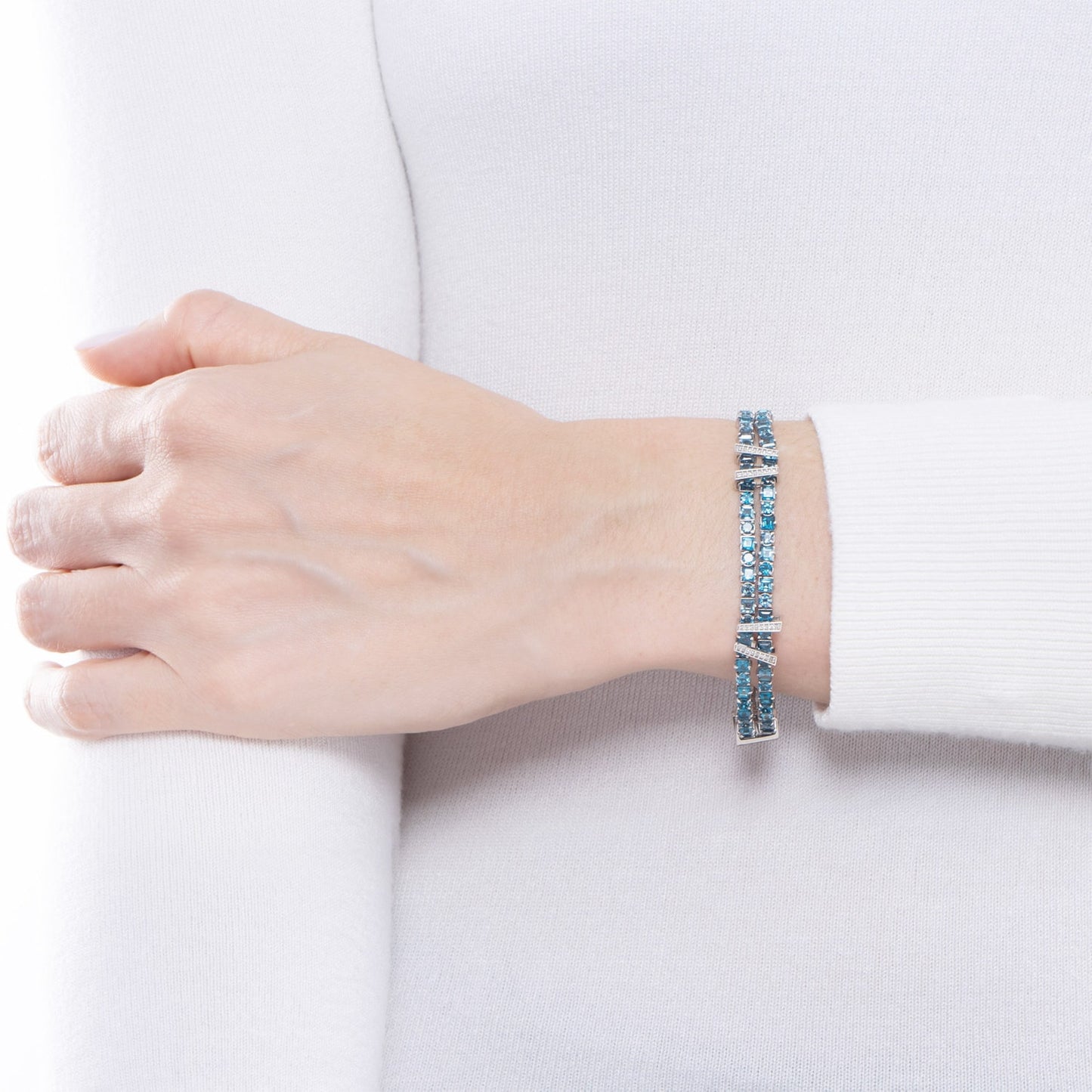 Pulseira Vivara riviera com 0,48 ct de diamantes e topázio azul em ouro