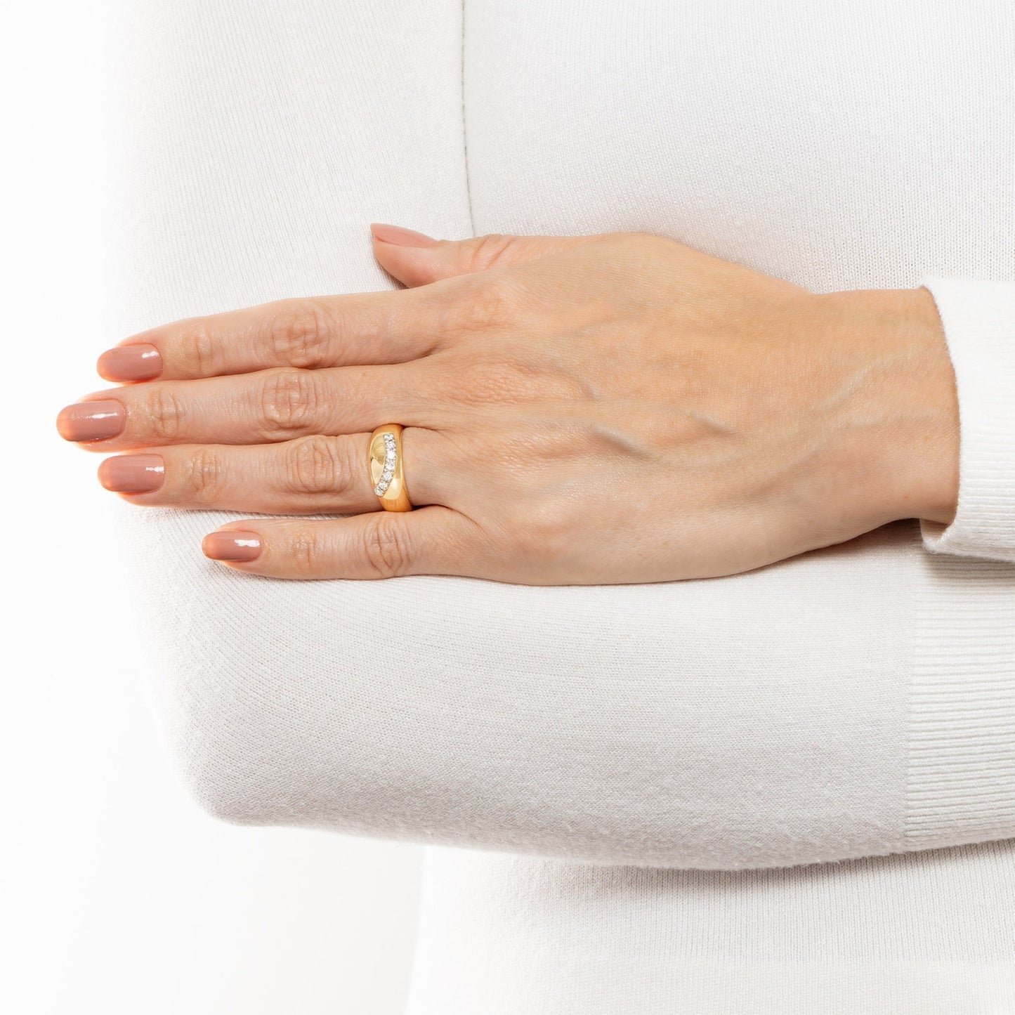 Anel abaulado com 0,42 ct de diamantes em ouro