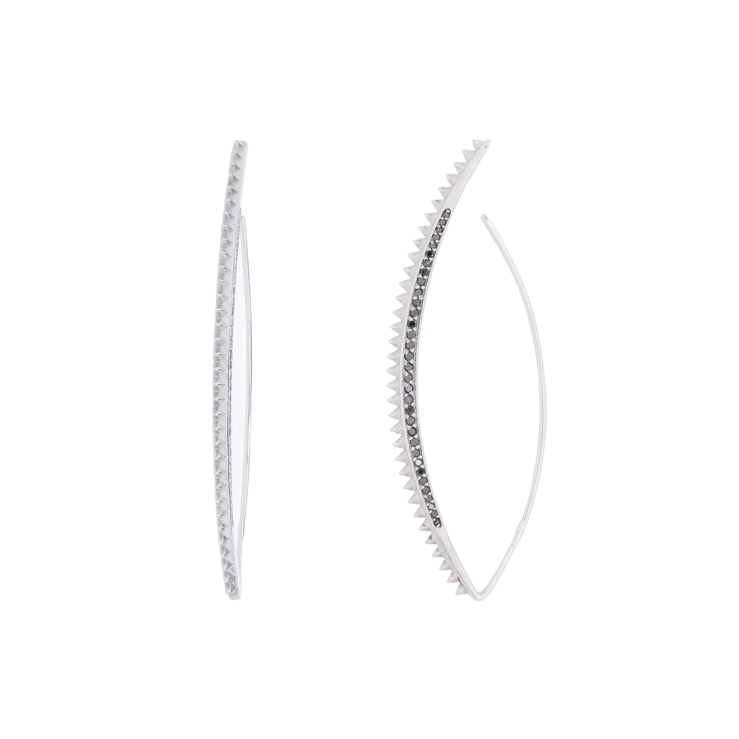 Brinco gancho com 0,32 ct de diamantes negro em ouro