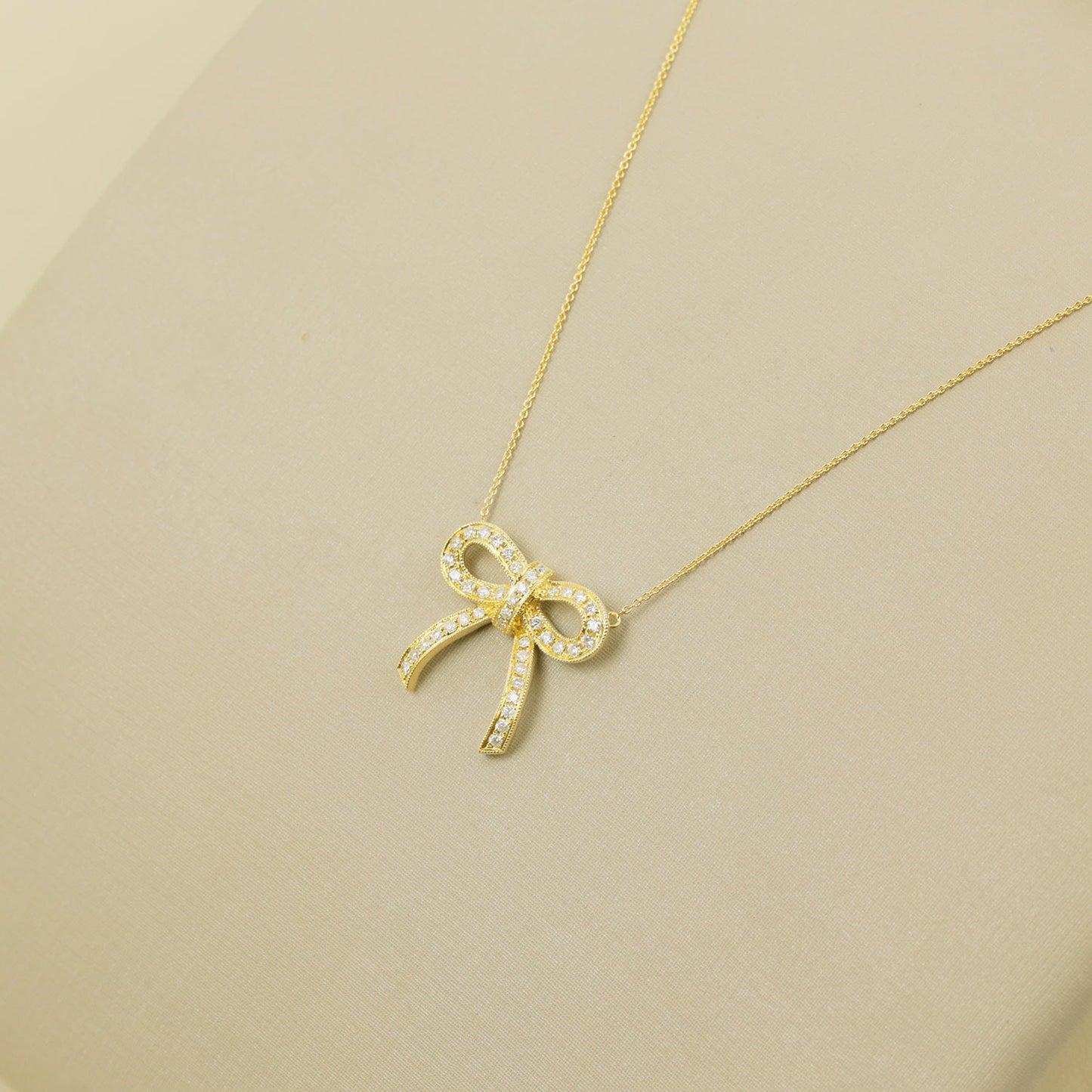 Gargantilha laço com 0,60 ct de diamantes em ouro amarelo