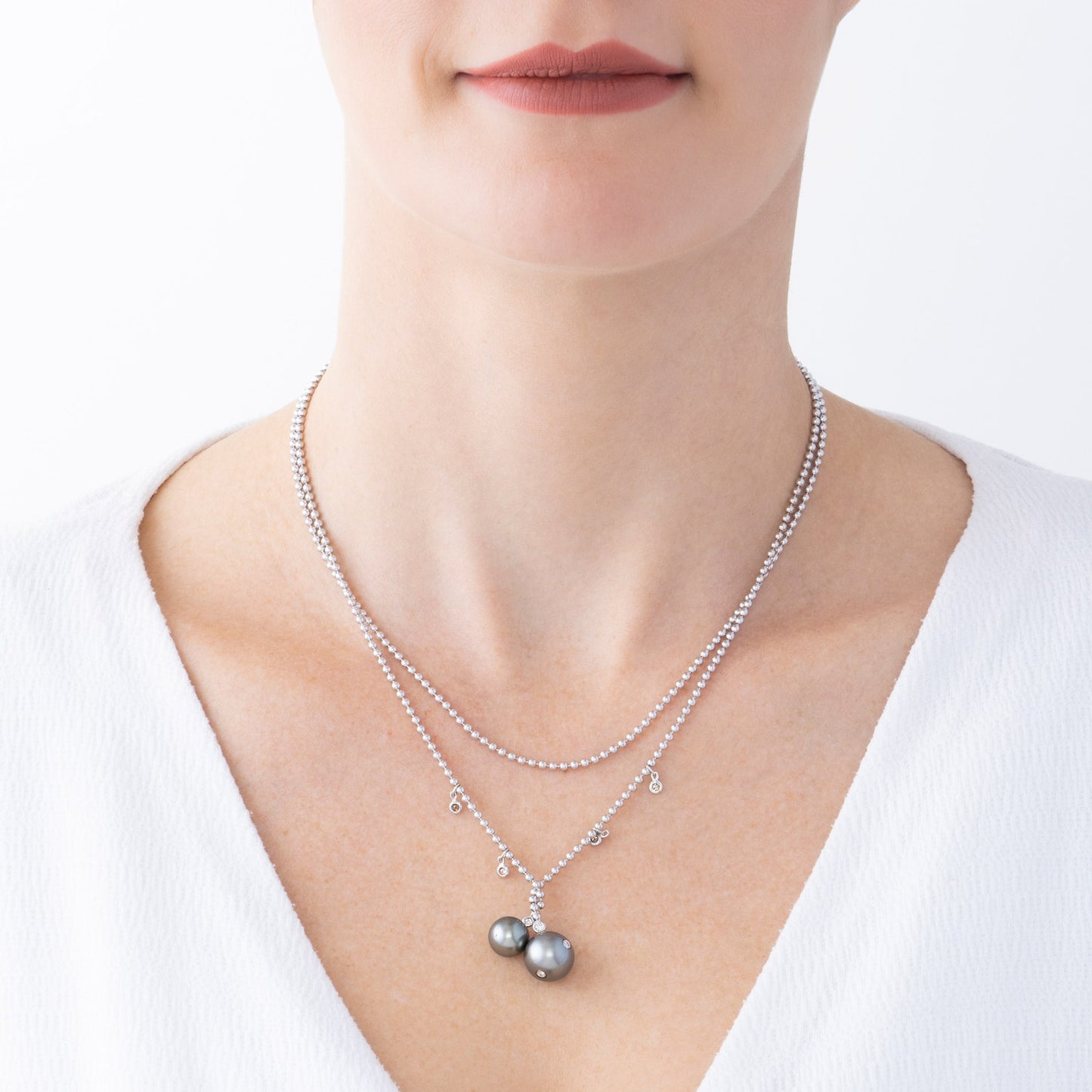 Colar longo aberto com 0,34 ct de diamantes em ouro