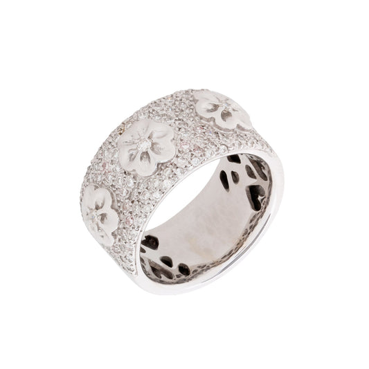 Anel pavê três flores com 0,59 ct de diamantes em ouro
