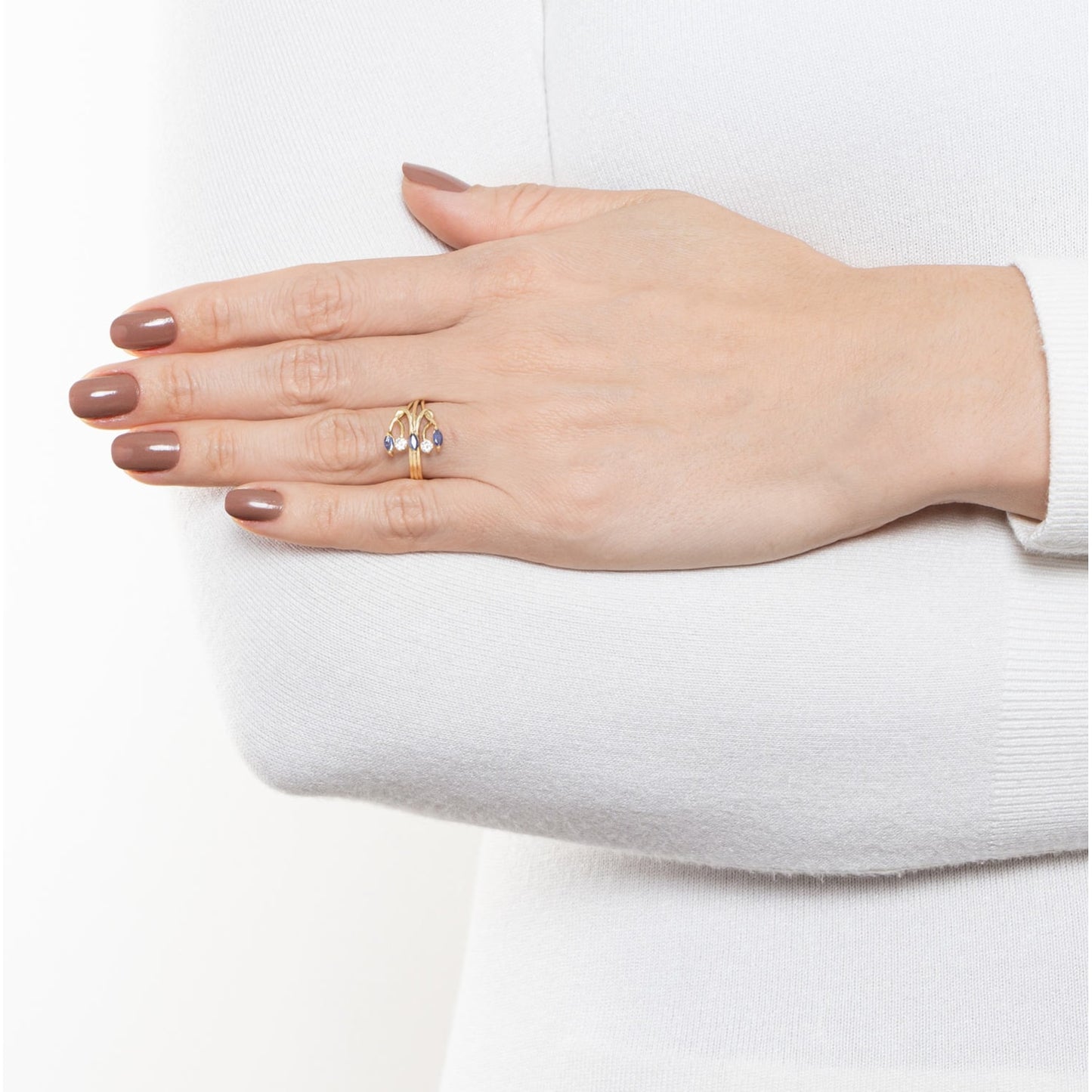 Anel vintage com safiras e 0,16 ct de diamantes em ouro